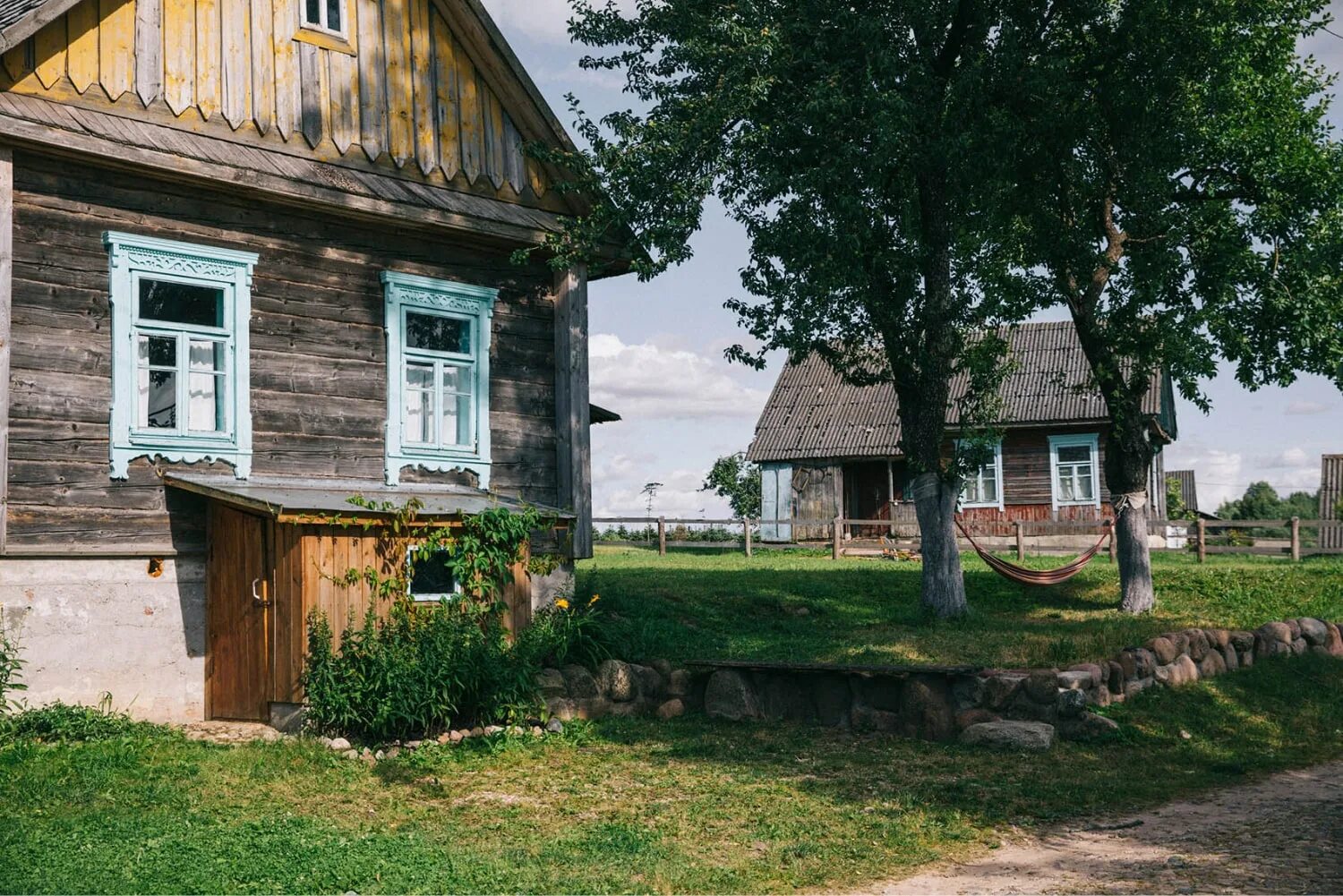 Деревня белая. Деревня белые Луга Беларусь. Белые Луга туристическая деревня. Усадьба белые Луга.