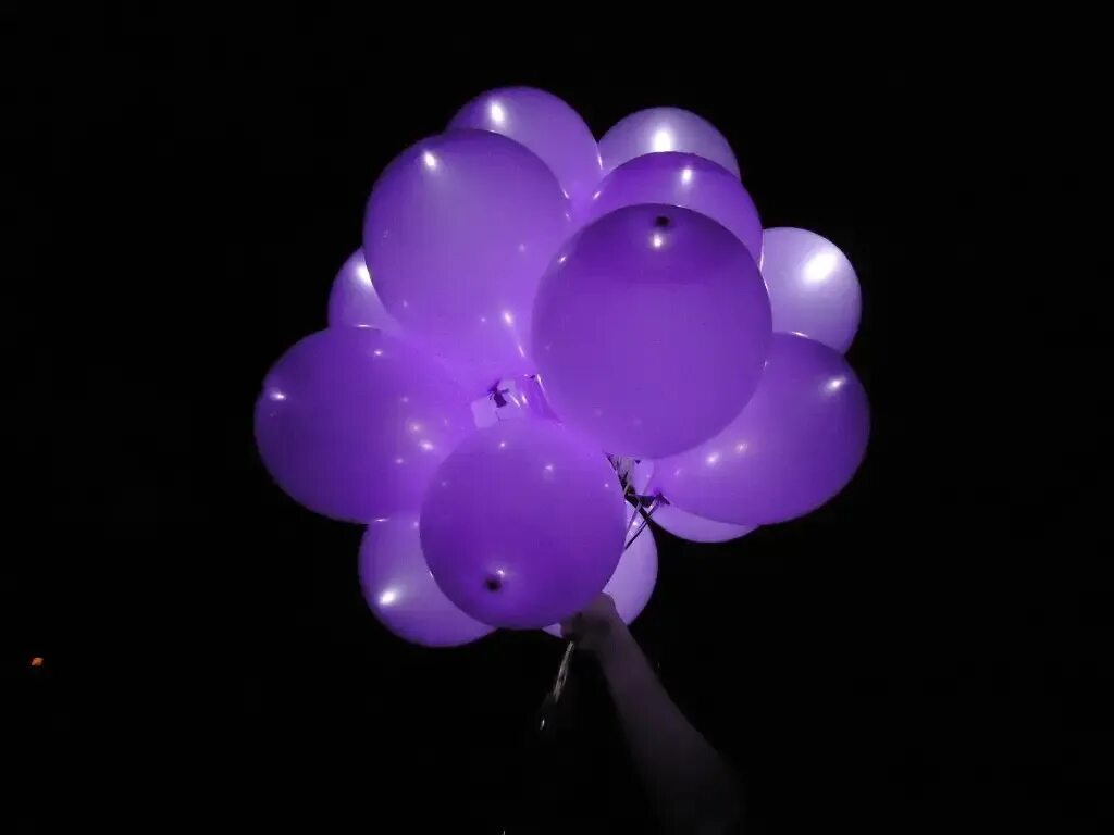 Фиолетовый цвет шаров. Светящиеся шары. Светящиеся шарики. Фиолетовый шарик. Воздушные шары со светодиодами.