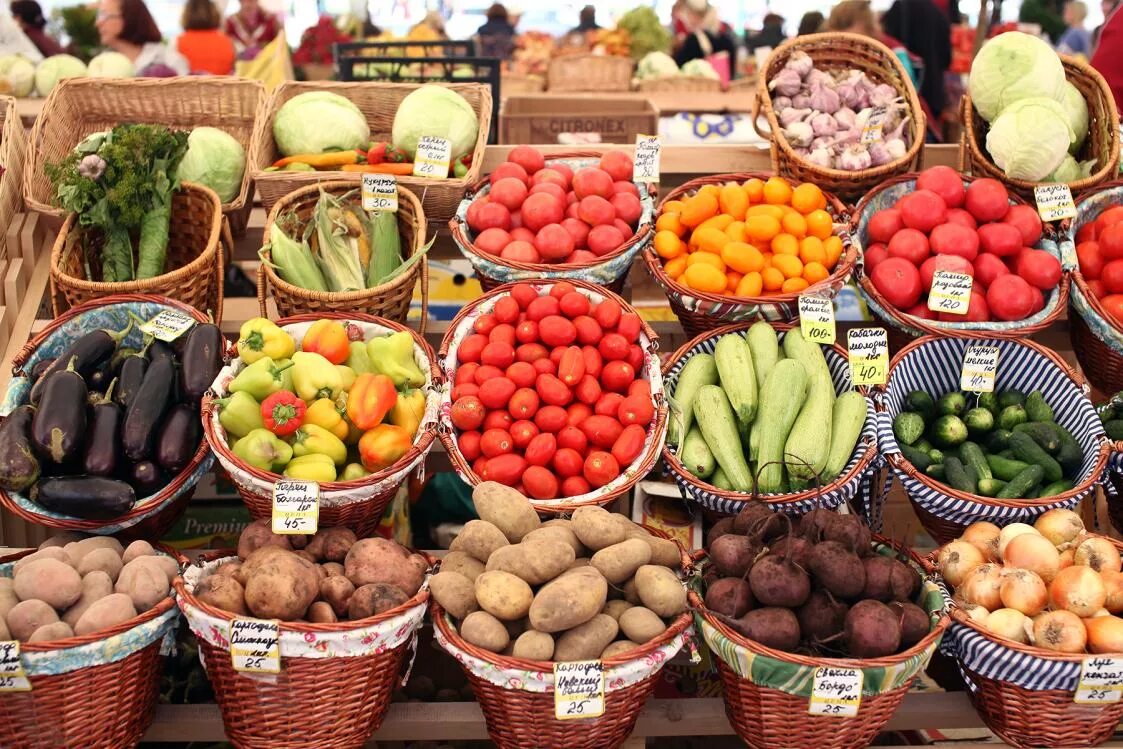 Где купить фрукты овощи. Овощи на рынке. Овощной рынок. Овощи и фрукты на рынке. Продукты на рынке.