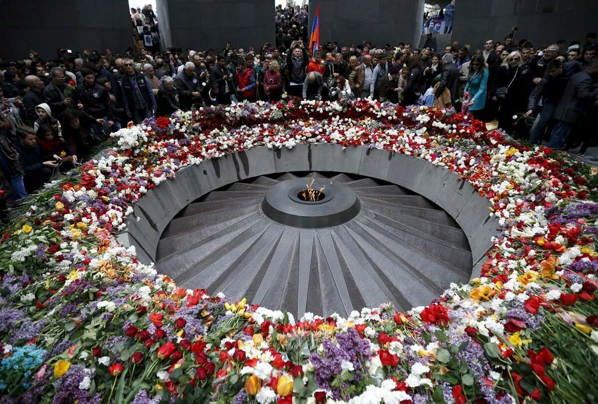 Почему 24 апреля. Цицернакаберд 24 апреля 1915. Цицернакаберд Армения. Цицернакаберд в Ереване. Мемориал геноцида армян в Ереване.