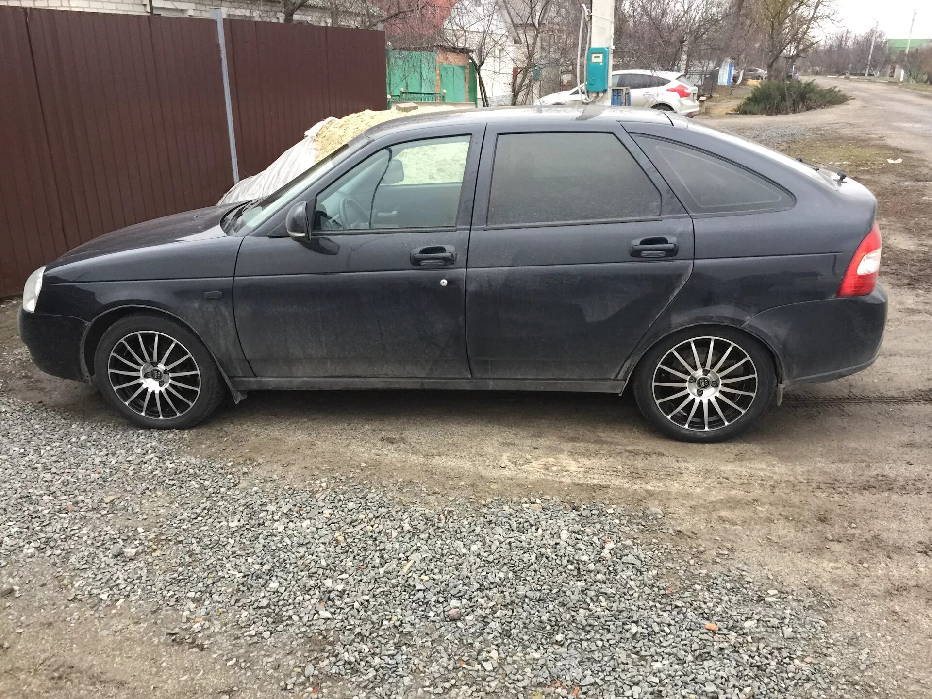 Белая приора камрики к 15. Приора на дисках гранта люкс р15. Белая приора r16. Диски гранты на приору. Диски гранты на приору.