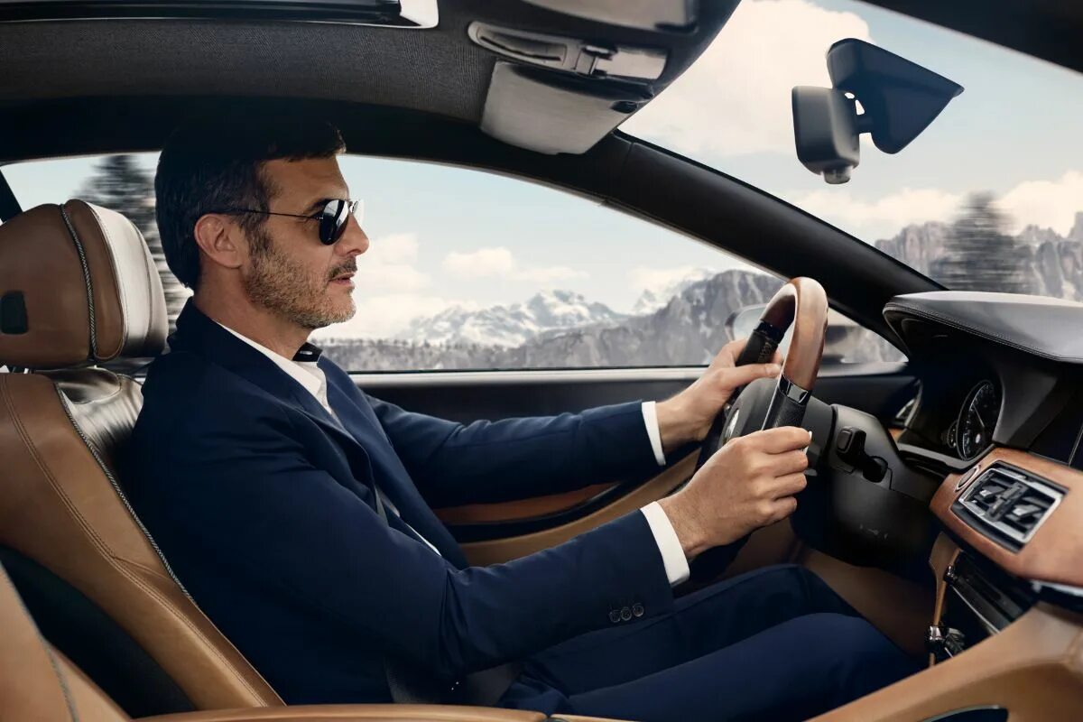 Успешные и счастливые люди. Красивый мужчина в машине. Успешный мужчина. Состоятельный человек. Очень сильным и богатым.