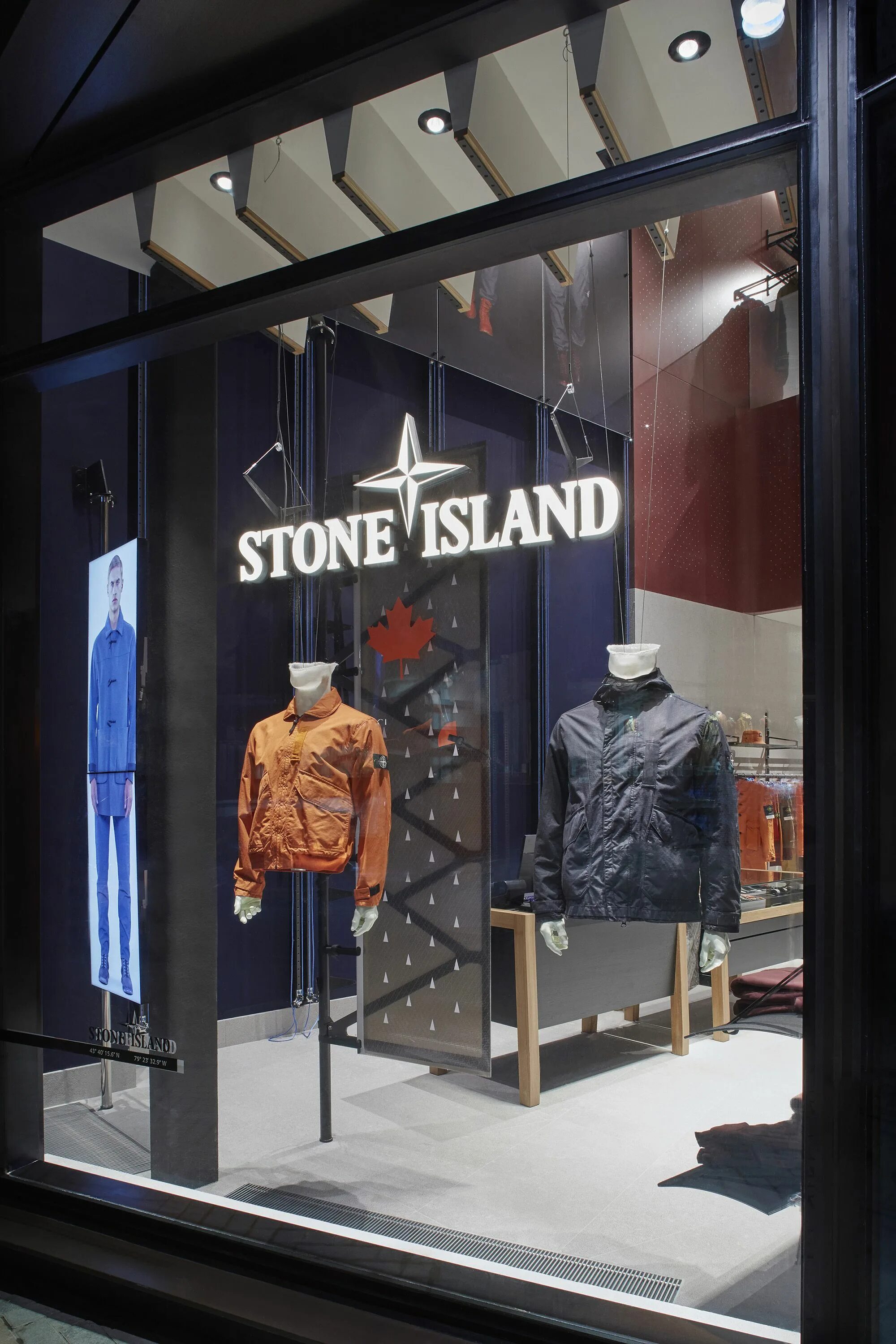 Island store. Бутик Stone Island. ДЛТ Stone Island. Магазин Stone Island в Стамбуле. Витрина магазина стон Исланд.