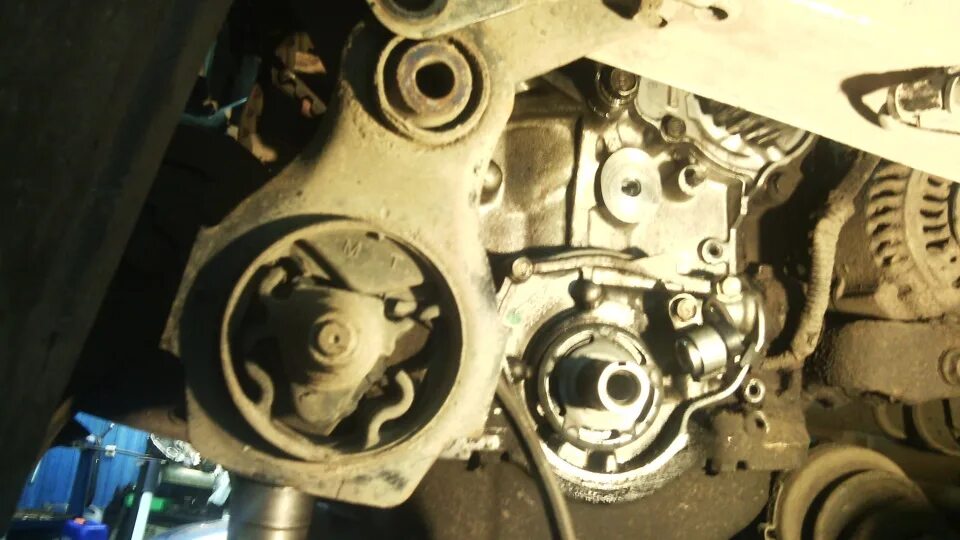 Ремень гур honda hr-v. 6. Замена ремней hr v. Ремень генератора хонда hr v. Honda hr v грм.