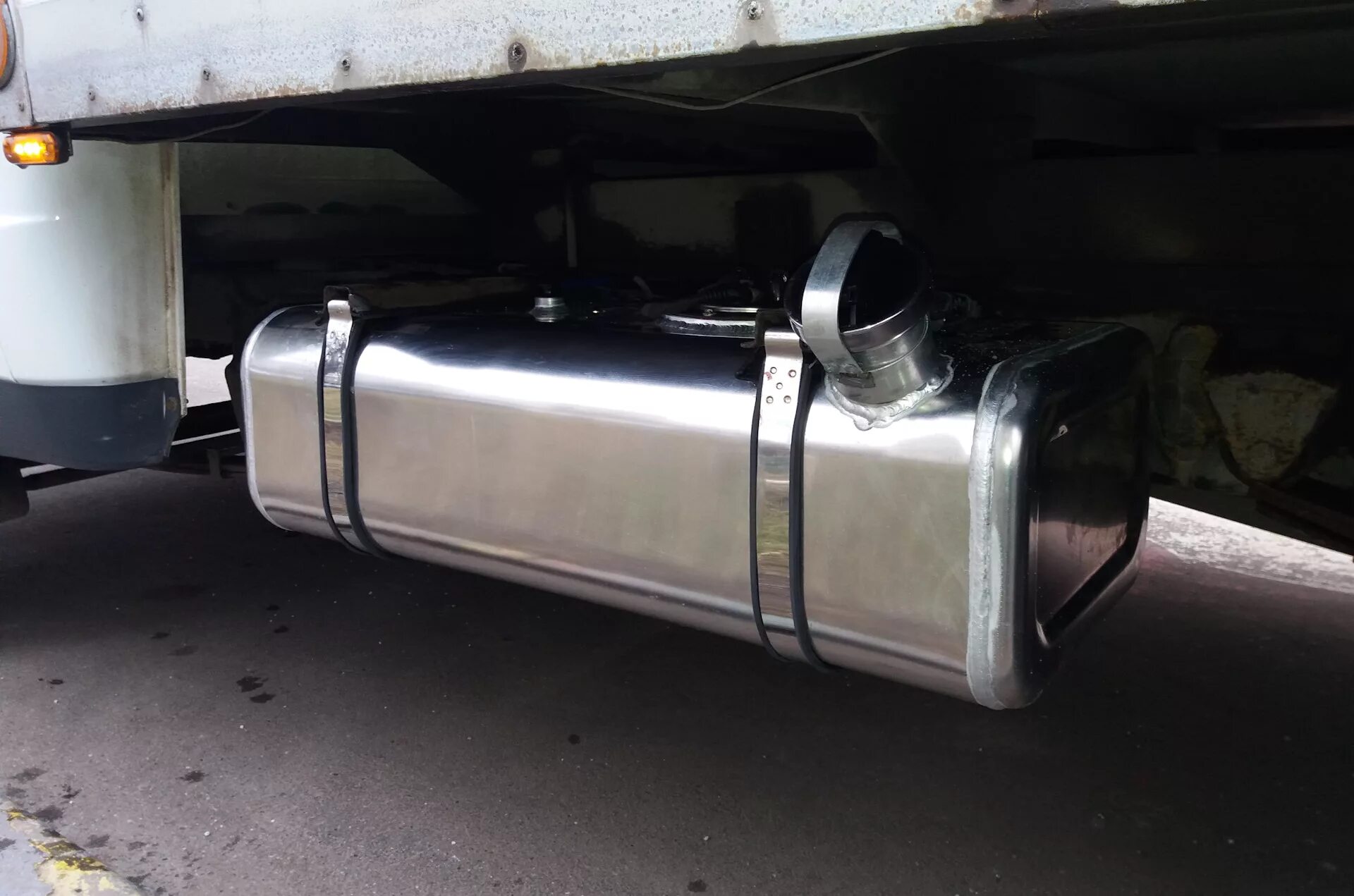 Бак газель бакор. Горловина бака газель 3302. бак бакор на газель. бензобак газ 3302. предпусковой бак газель.
