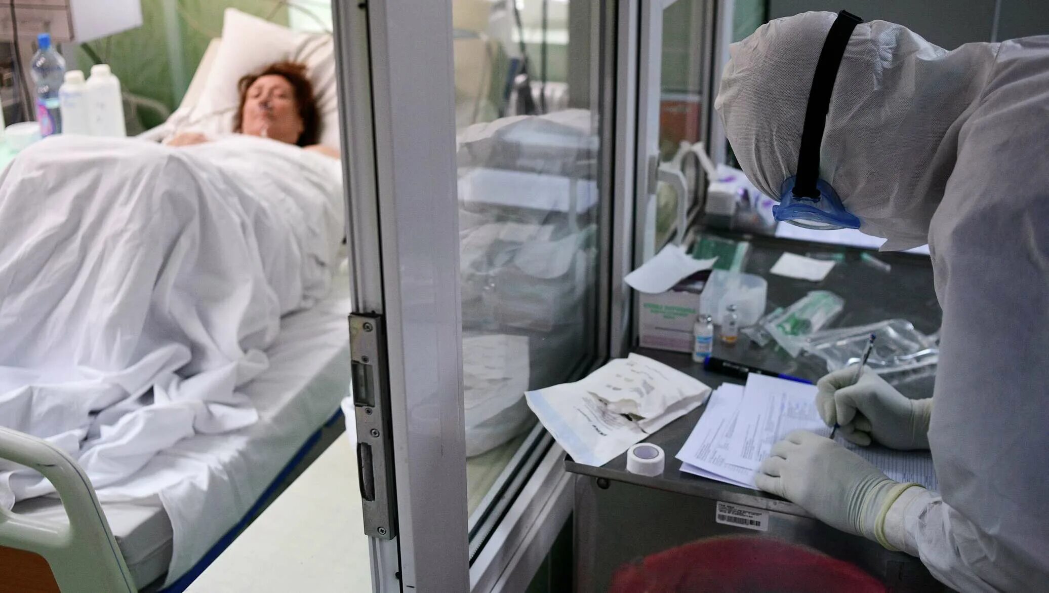 Изолировать пациента. Врач в больнице фото РИА. Строгая изоляция в больнице.