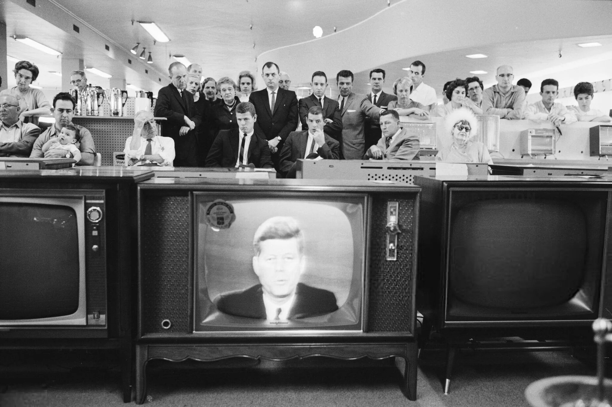Телевизор через 30. Выступление Кеннеди 22 октября 1962 года. Джон Кеннеди Карибский кризис. Белый дом Кеннеди Карибский кризис 60-е. Американский телевизор.