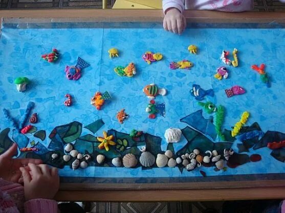 Коллективная работа день воды. Морской мир поделка в садик. Макет моря для детского сада. Макет моря для детского сада своими руками. Подводный мир поделка в садик.