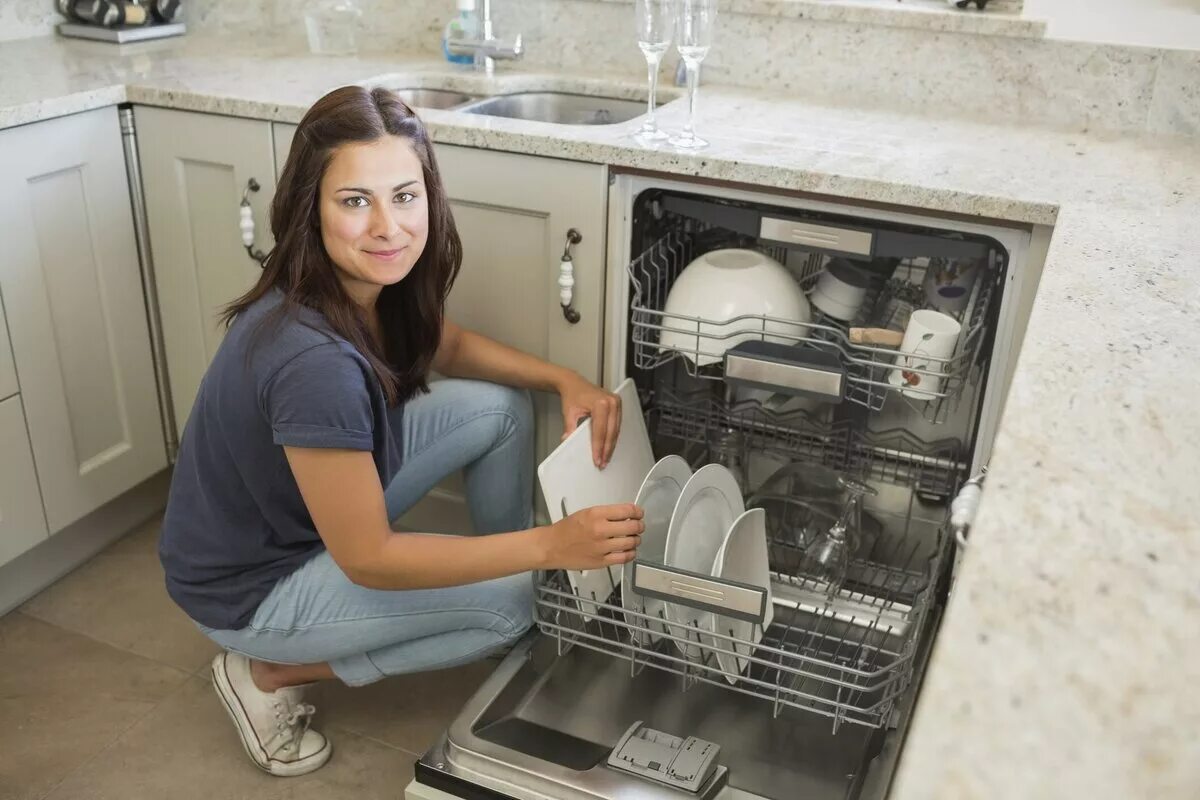 Почему открывается посудомоечная машина. Для посудомоечных машин. Женщина и посудомоечная машина. Посудомоечная машина на кухне. Посудомоечная машина девушка.