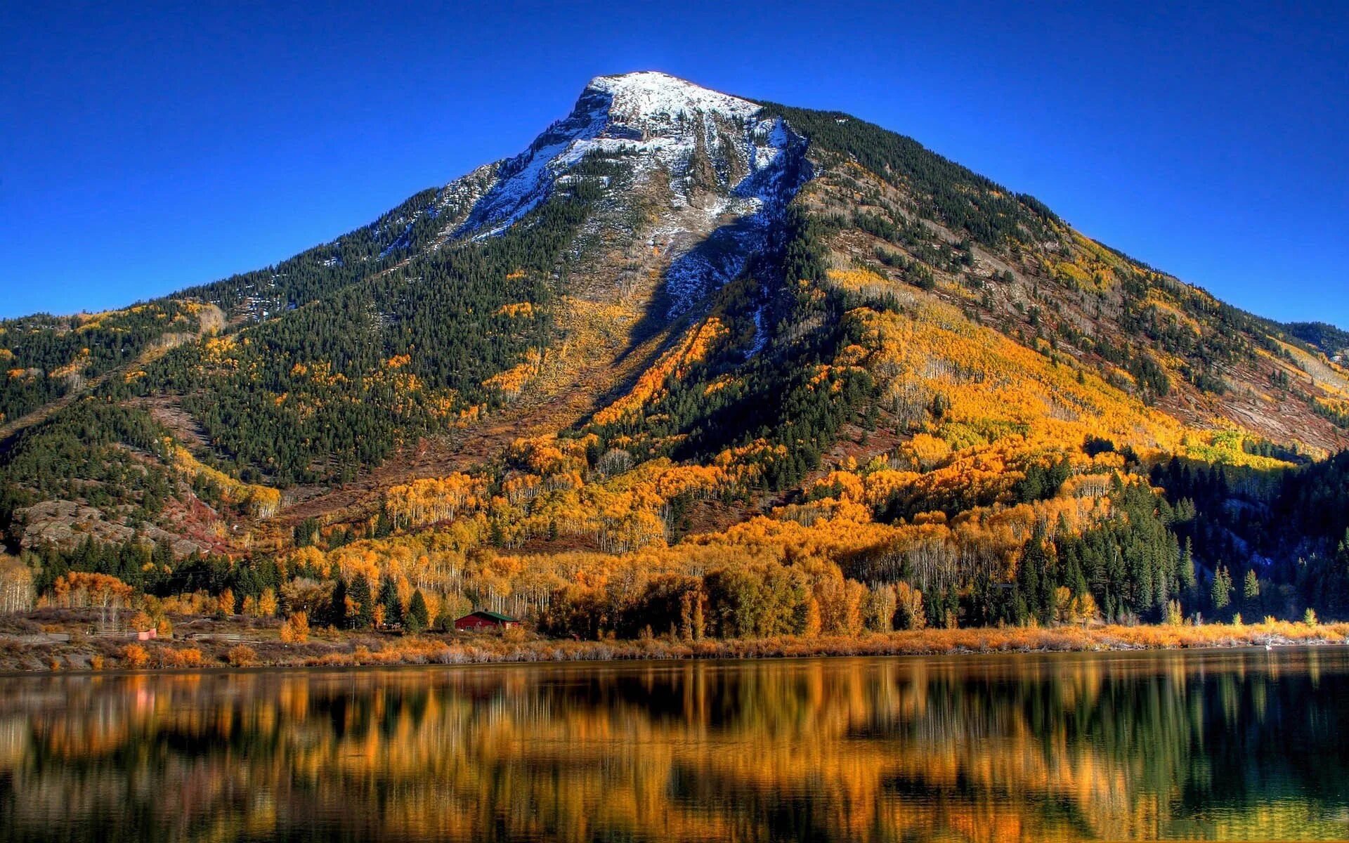 Широкие обои на стол. Осень в горах. Горы осенью. Живописные горы. Красивый пейзаж.