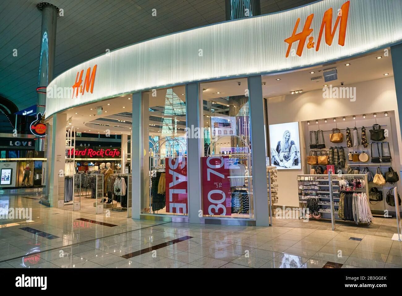 H&M В Дубае. HM Молл Дубай. Магазин m m's в Дубае. Дубай Молл HM этаж.