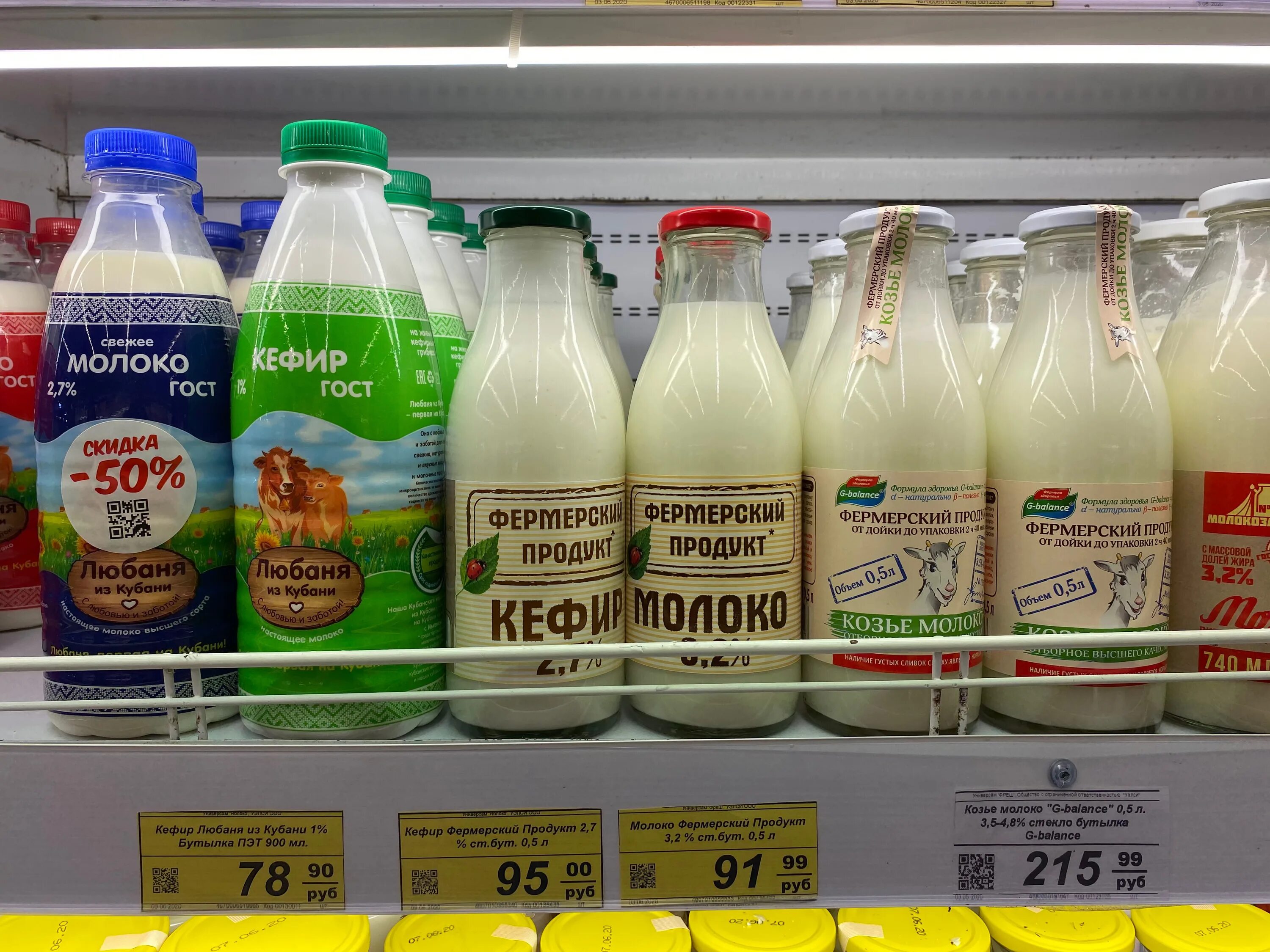 Прилавок с ягодой на рынке. Ягоды на рынке. Сколько сейчас продаются. Магазин продукты. Витрина с прокладками.