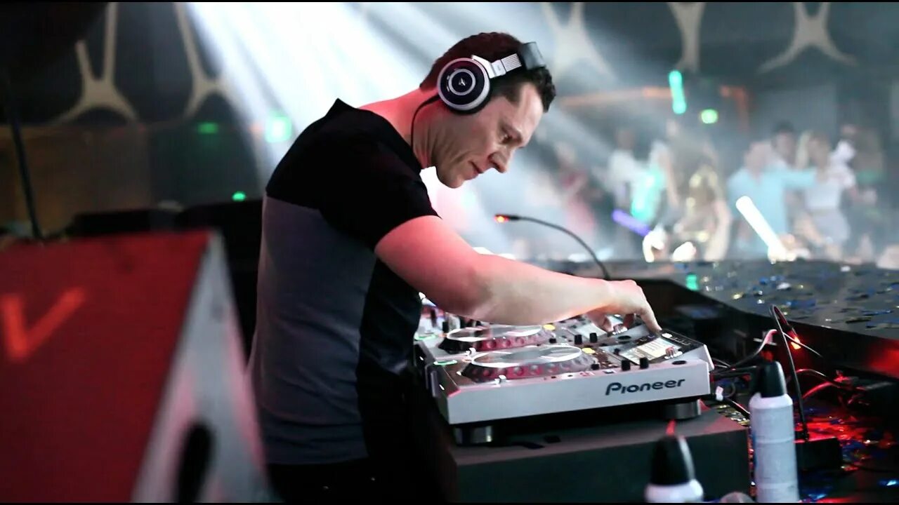 Микшер Тиесто. Тиесто Technics. Тиесто ред лайф видеоклип. Tiesto с винилом.