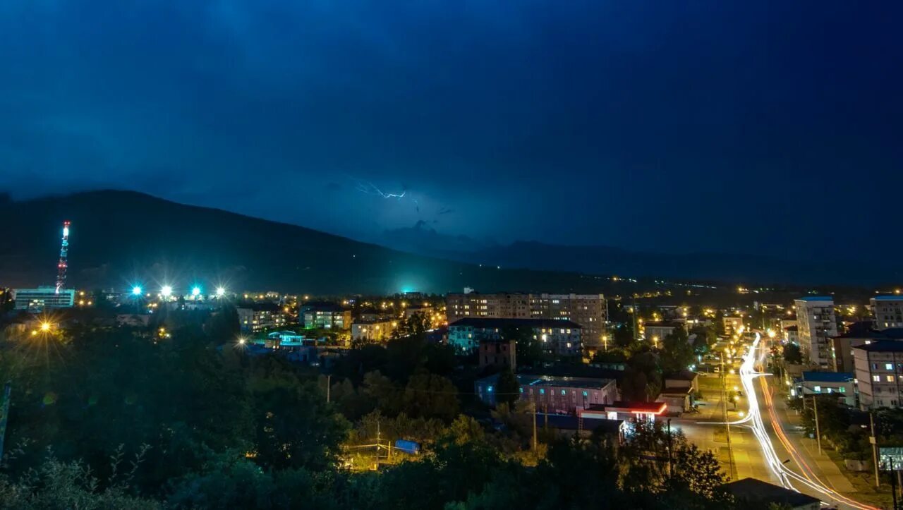 2008 г осетия. Цхинвал Южная Осетия. Южная Осетия столица Цхинвал. Южная Осетия Цхинвал горы. Ночной Цхинвал.