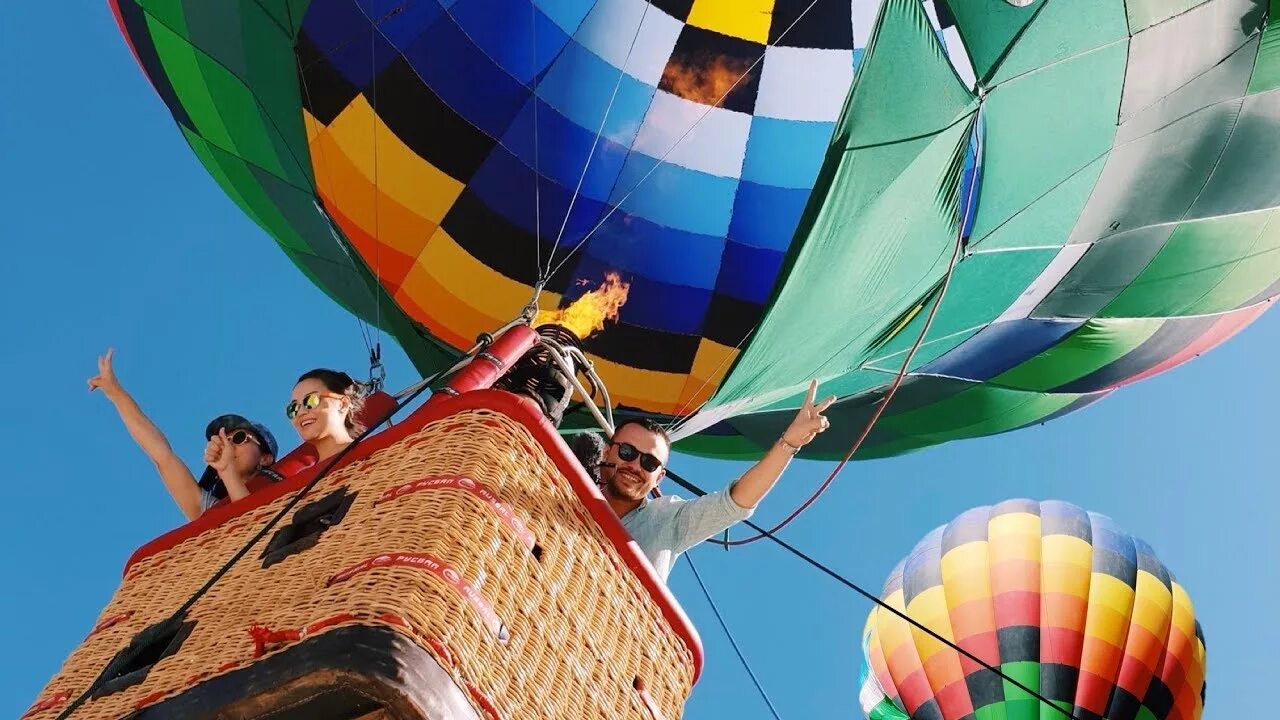 На большом шаре speed up. Воздушный шар с людьми. На воздушном шаре. Человек на воздушном шаре. Полетать на воздушном шаре.