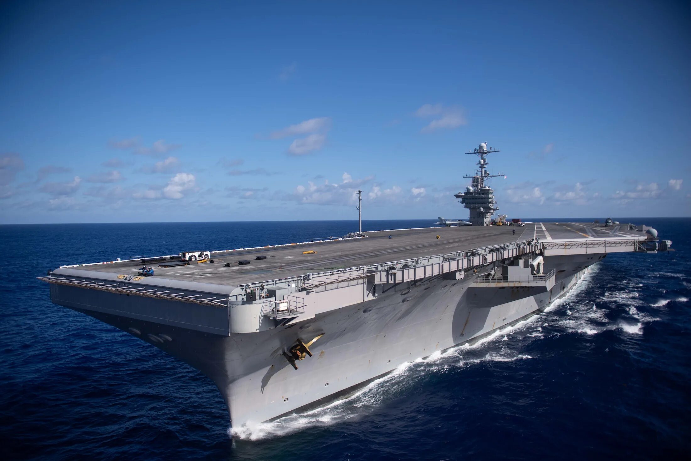 Cvn-77 джордж буш. Хуситы авианосец. Bush cvn-77. Авианосец новороссийск. Авианосец эйзенхауэр.