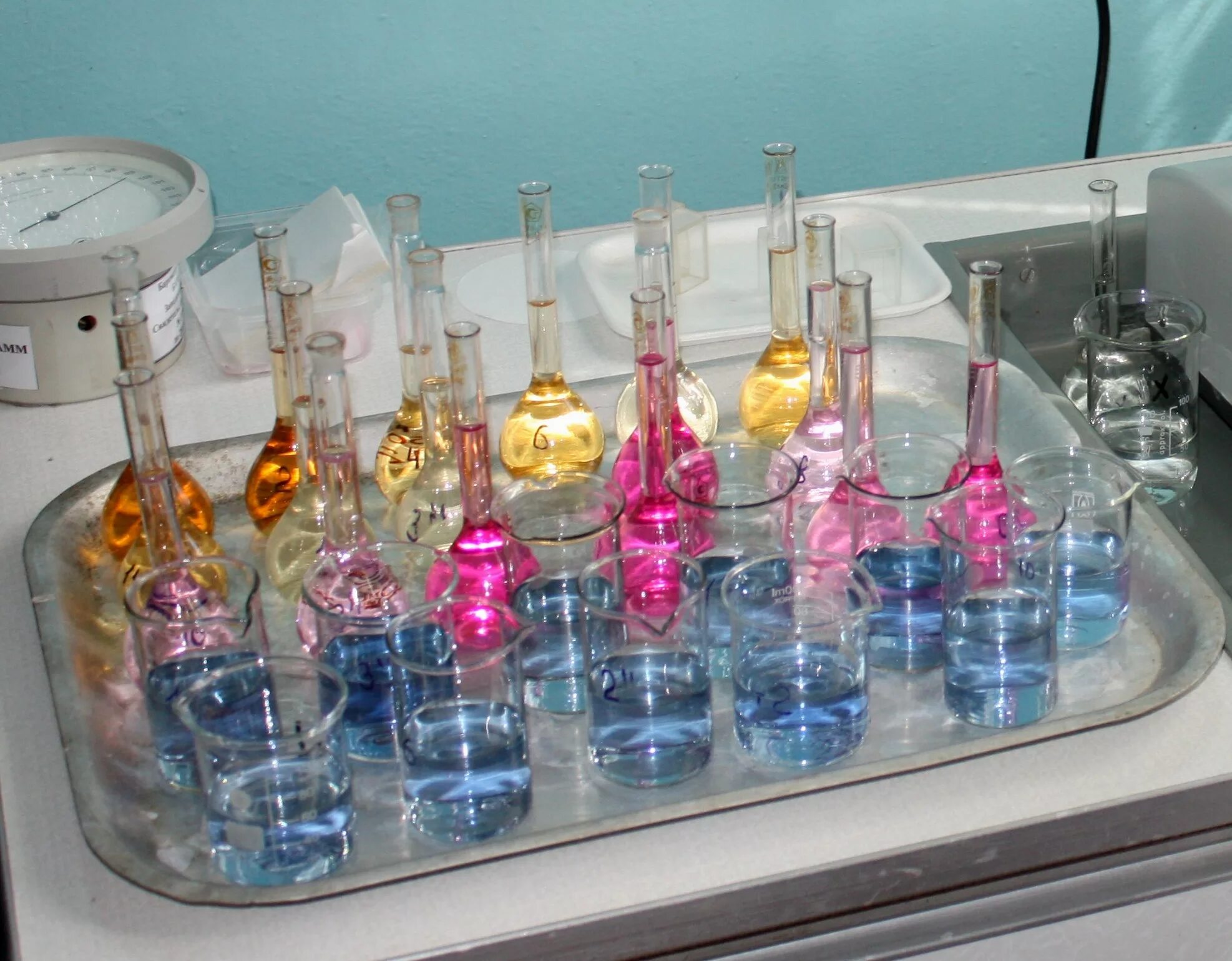 Лабораторные исследования воды. Лаборатория качества воды. Пробы воды в лаборатории. Анализ воды в лаборатории.