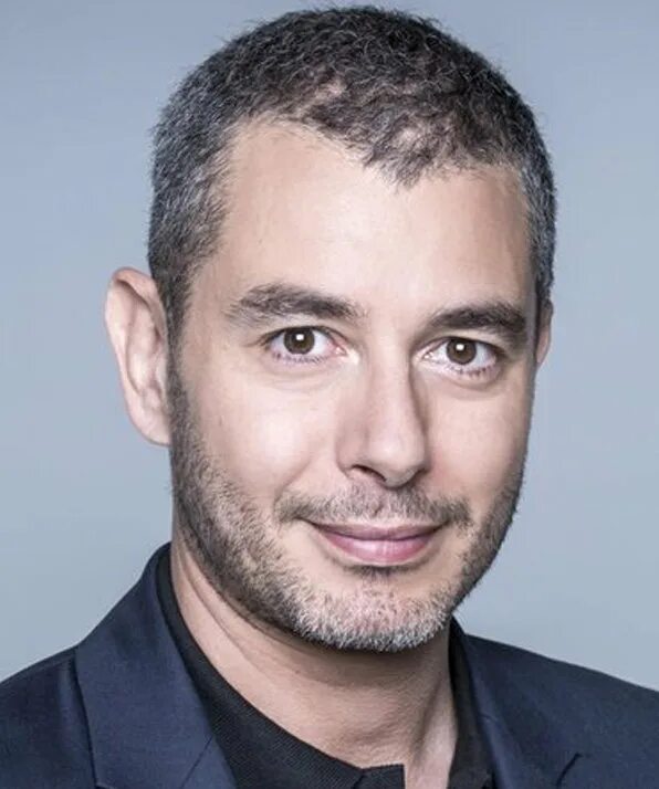 Актер си. Эрик Ханнецо. Актер бешеный. Лев актеры иностранные. Режиссер сценарист продюсер.