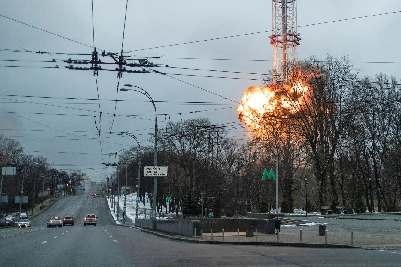 Киев взрыв Телецентр 2022. Взрыв телевышки в Киеве. Взрыв телебашни в Киеве. Киевская телебашня взрыв.