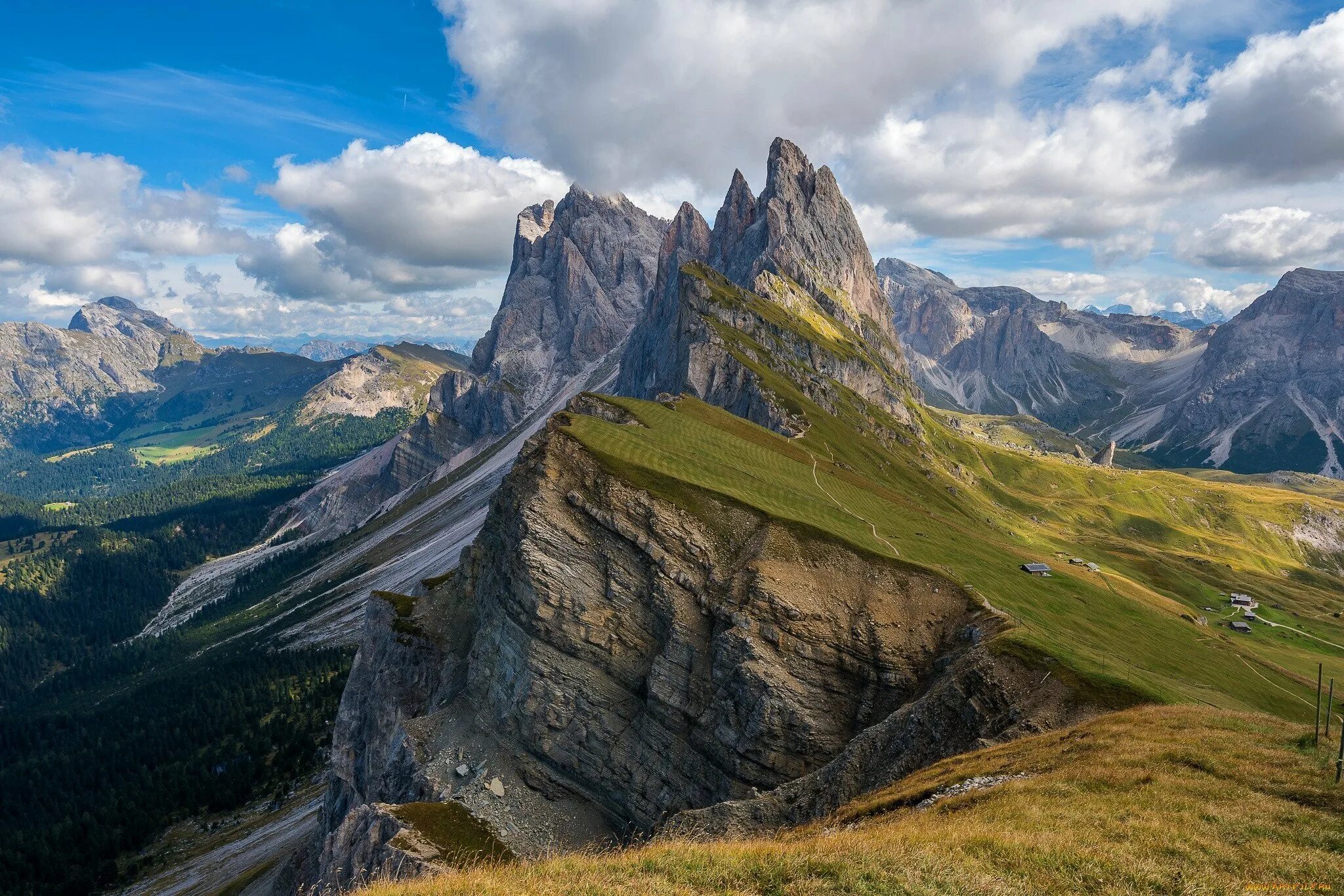 Гора ассинибойн в канаде. Природа на горе. Национальный парк маунт робсон. Гора ассинибоайн, британская колумбия, канада. Маунтин-лейкс.