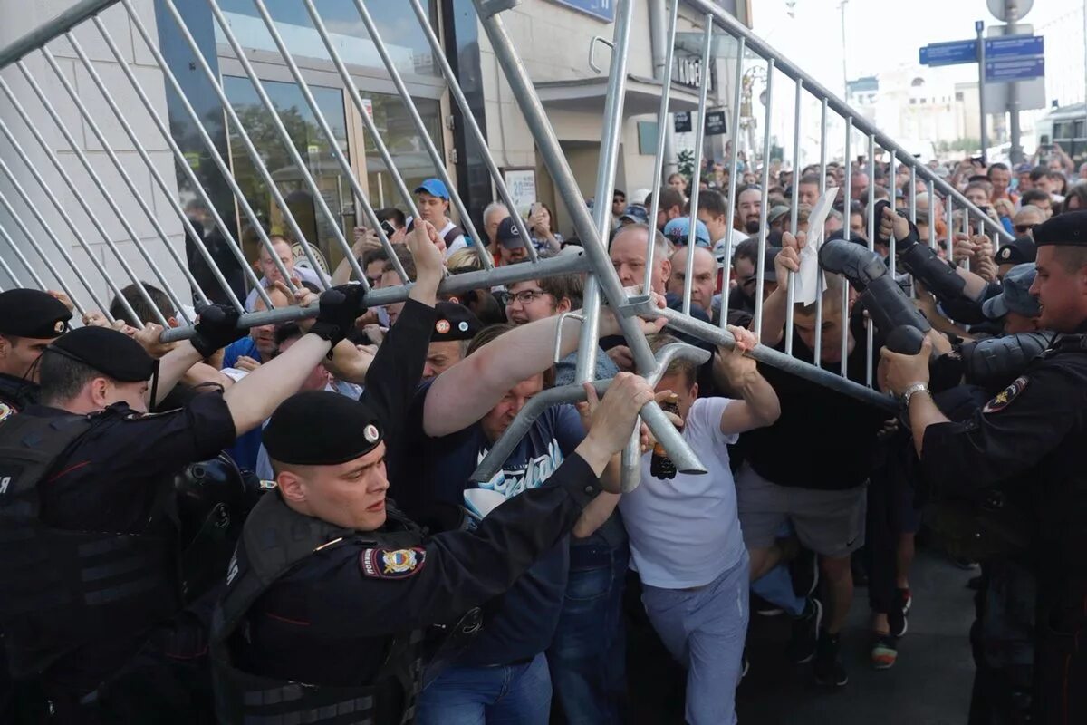 Нападение правительство. Москва июль 2019 протесты. Массовые беспорядки митинг. Массовые протесты в Москве.