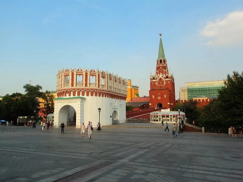 Троицкая башня московского кремля фото. Москва кремль кутафья башня. Тайницкая башня московского кремля сверху. Константино-еленинская бушка. Ворота боровицкой башни московского кремля.