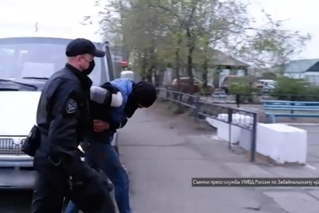 Похитил и издевается. Похищение человека картинки. двух человек похитили и избили. уголовное дело похищение человека. двух человек похитили и избили в ингушетии.