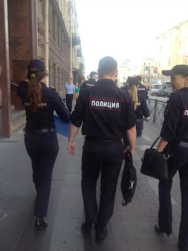 Полиция фото без лица. Девушка в форме полицейского без лица. Девушка в полицейской форме со спины. Девушки в форме полиции со спины. Парень и девушка в форме полиции