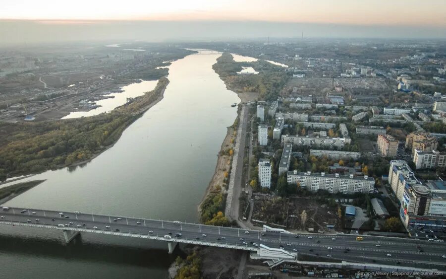 На левом берегу куда. Омск правый берег. Левый берег Омск и правый берег. Левый и правый берег Омск. Метромост Омск.