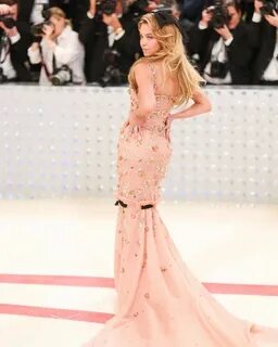 سيدني سويني في حفل الميت غالا في فستان من ميو ميو 