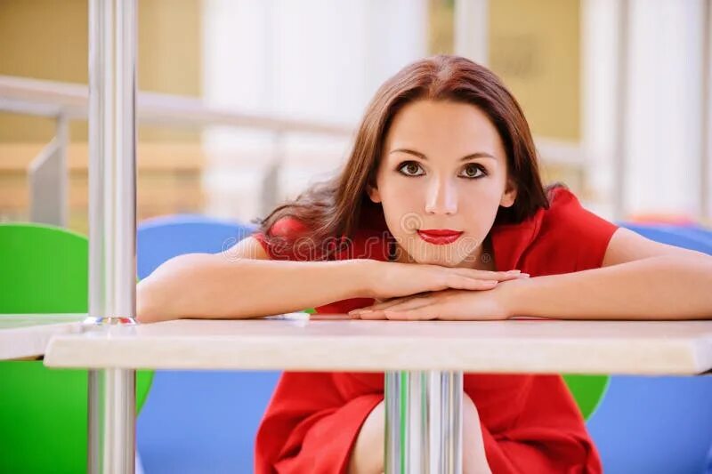 She is sitting at the table. Красивые девушки сидя за столом. Фото девушки красиво сидит за столом. Девушка сидящая за столом с рукой у подбородка. Девушка за столом на прозрачном фоне.