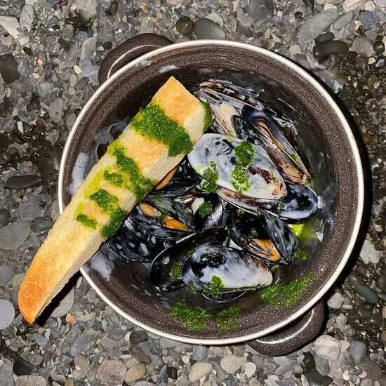 Ресторан мидийное место в сочи. Сочи набережная кафе мидии. Ресторан мидийное место в сочи. Мидии в сочи на набережной. Мидии горгонзола.