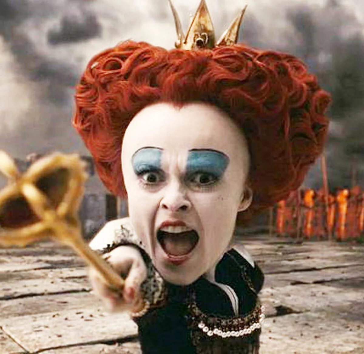 голову с плеч мем. королева рубит головы всем. голову с плеч алиса в стране чудес. королева рубит головы всем. алиса в стране чудес фильм 1972.