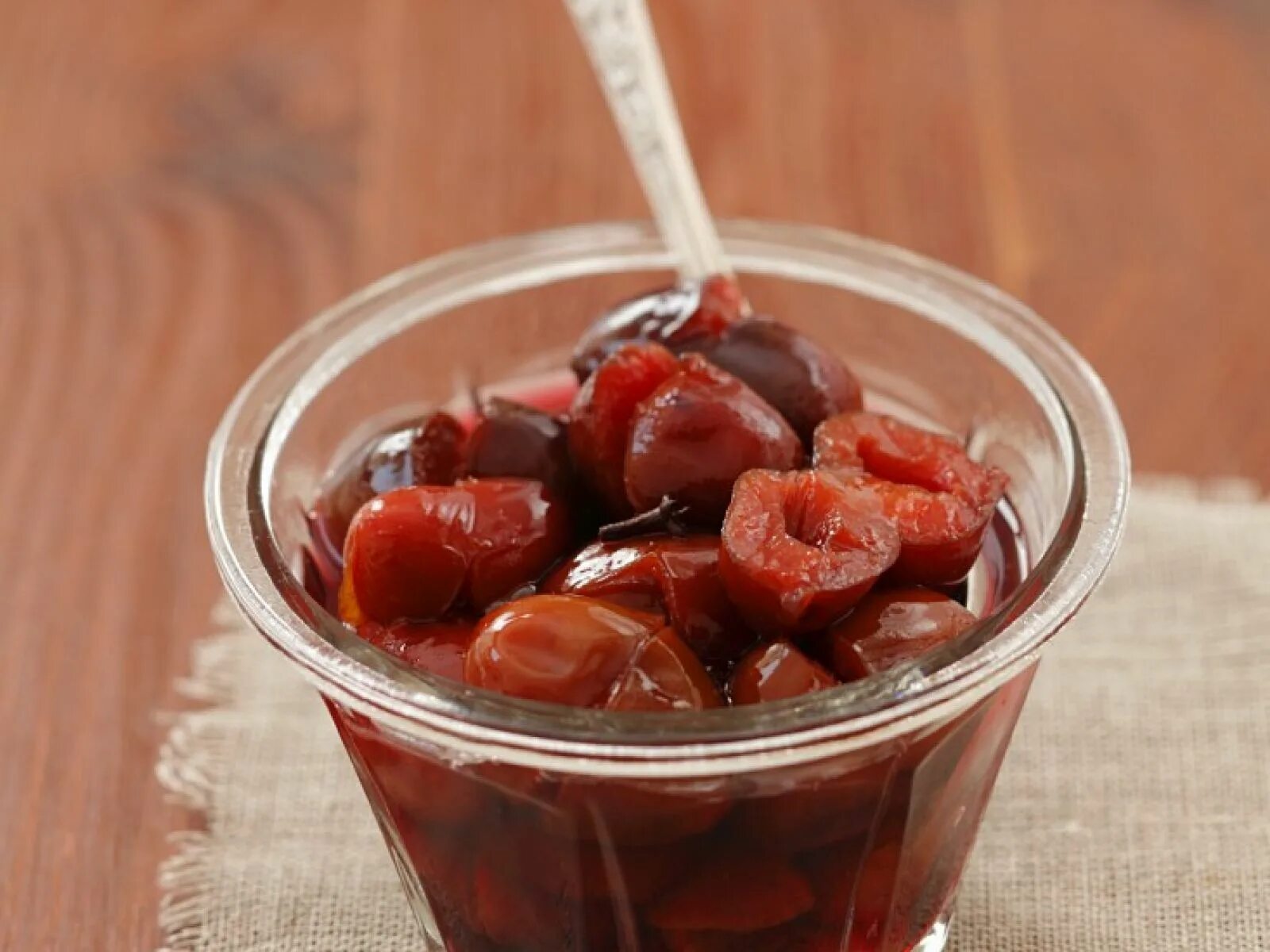 Абхазская жгучая аджика. Тушенка в стеклянной банке. Домашняя тушенка из говядины. Мясо на зиму рецепты. Грузинский соус ткемали.