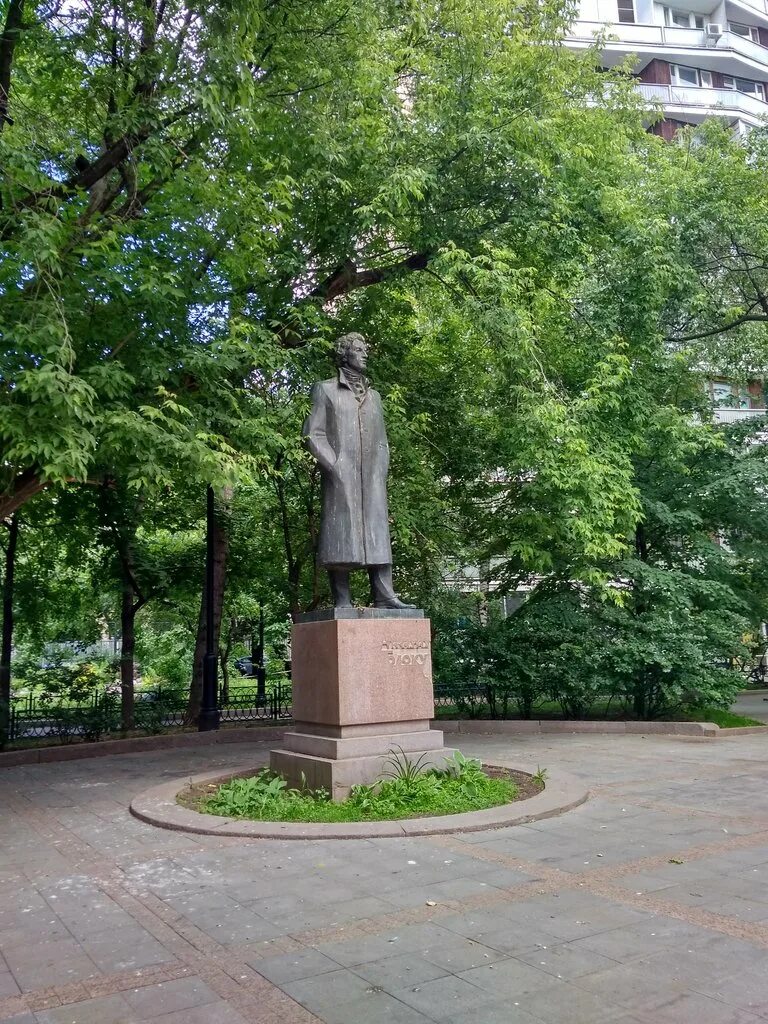 Александр блок бдт худрук. Памятники поэтам художникам в краснодарском крае. Блок статуя. Блок статуя. Блок статуя.