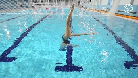 В спортивной школе занимаются синхронным плаванием 30