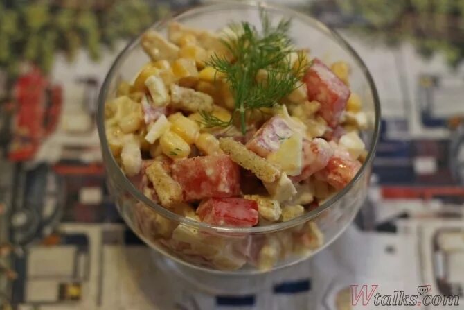 салат огурцы помидоры кукуруза. салат с колбой. салат помидоры кукуруза сухарики. овощной салат с курицей. салат с крабовыми палочками и сухариками.