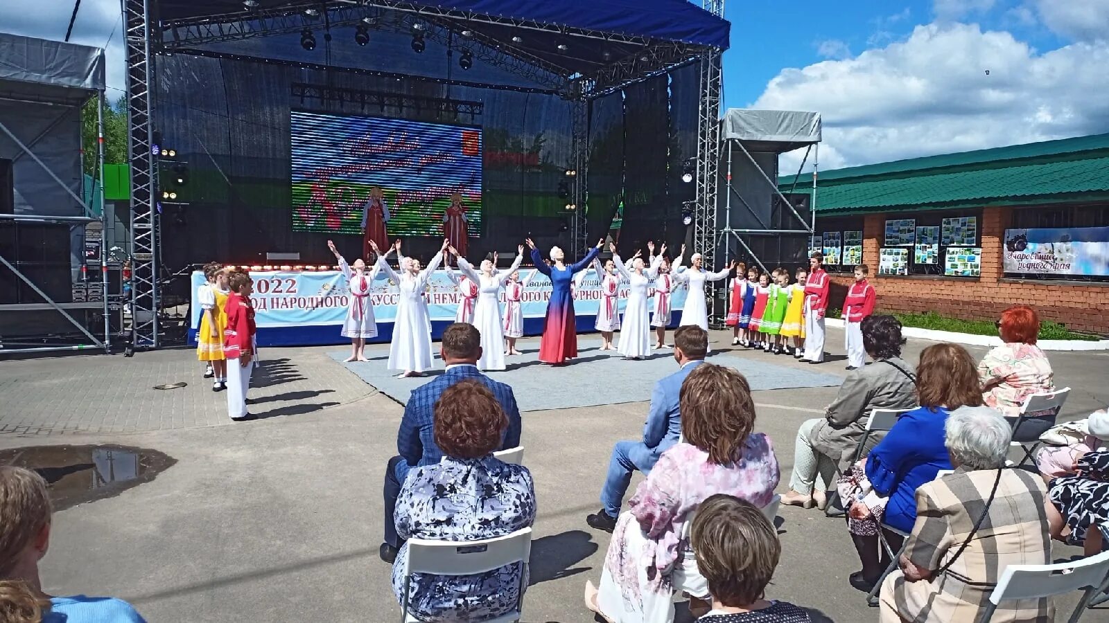 11 июня иваново. Дети коммунисты. Стадион текстильщик иваново 2023. Автомобильный центр москва. 11 июня иваново.