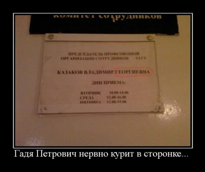Нервно курит в сторонке мем. Нервно в сторонке. Курит в сторонке. Нервно курят в сторонке. Нервно в сторонке.