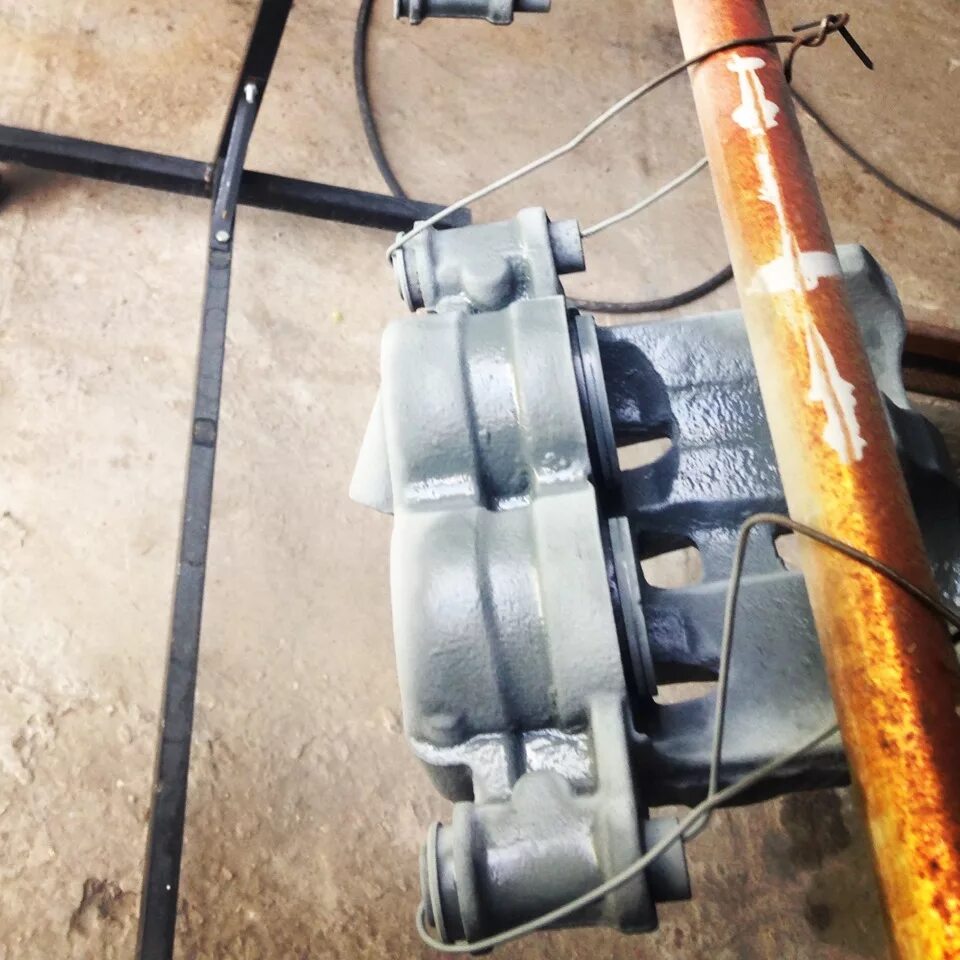 Суппорта на т4. Суппорт тормозной передний фольксваген т4. Суппорт передний мерседес спринтер. Тормозной суппорт т4 151. Брембо 4 поршневые.