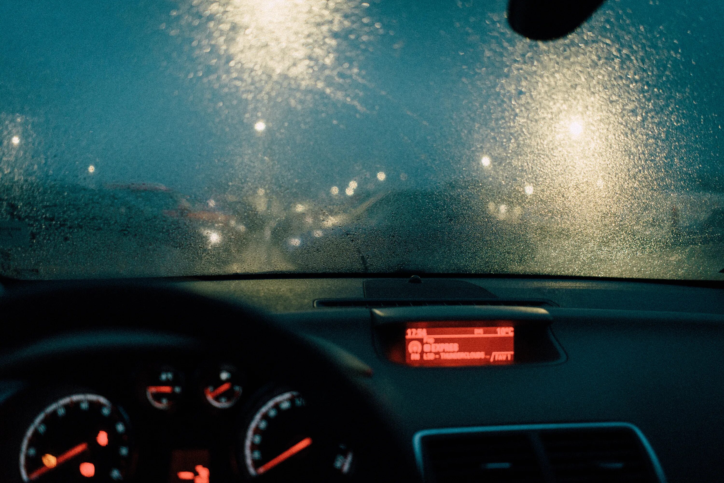 Машина дождь. Вид из лобового стекла. Вид с лобового стекла машины. Вид из машины. Driver rain