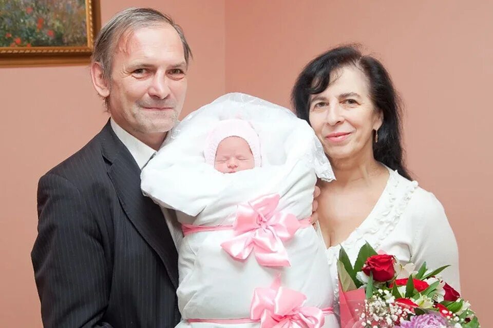 Самая старая мама в мире. Женщина родившая в 50 лет. Самая старая мама в мире. Женщина родившая в 50 лет. Женщина родила четверню.
