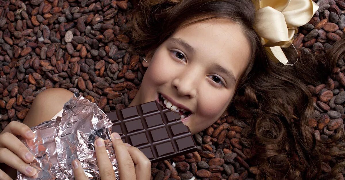 Есть шоколад на ночь. Шоколадная девушка. Девушка ест шоколад. Конфеты детям.