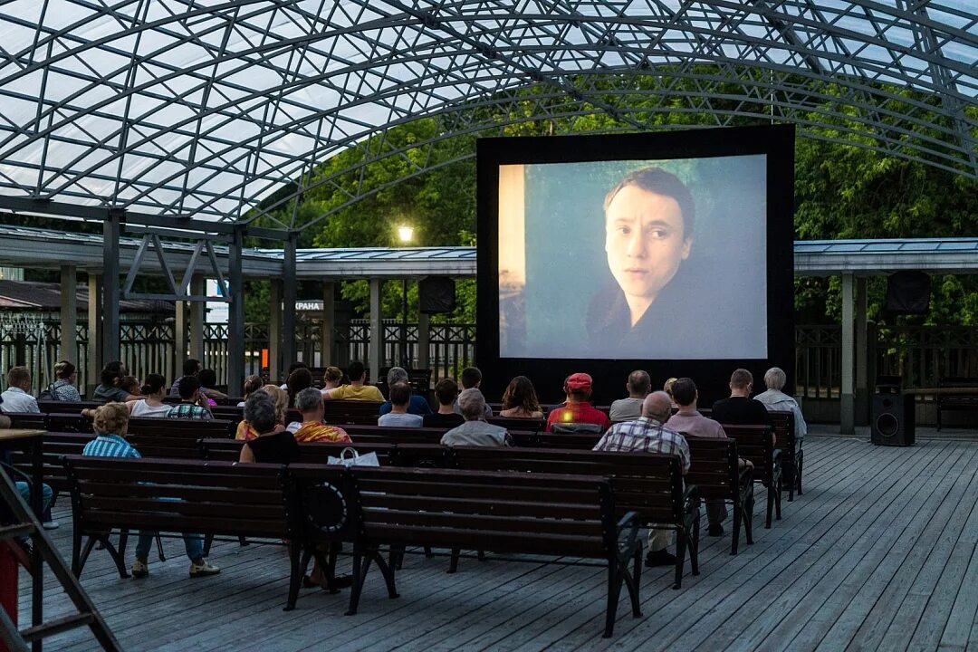 Александрийский театр в санкт-петербурге новая сцена. Бесшумный кинотеатр. Новая голландия кинотеатр под открытым небом. Летние кинотеатры спб под открытым небом. Летний кинотеатр под открытым небом.