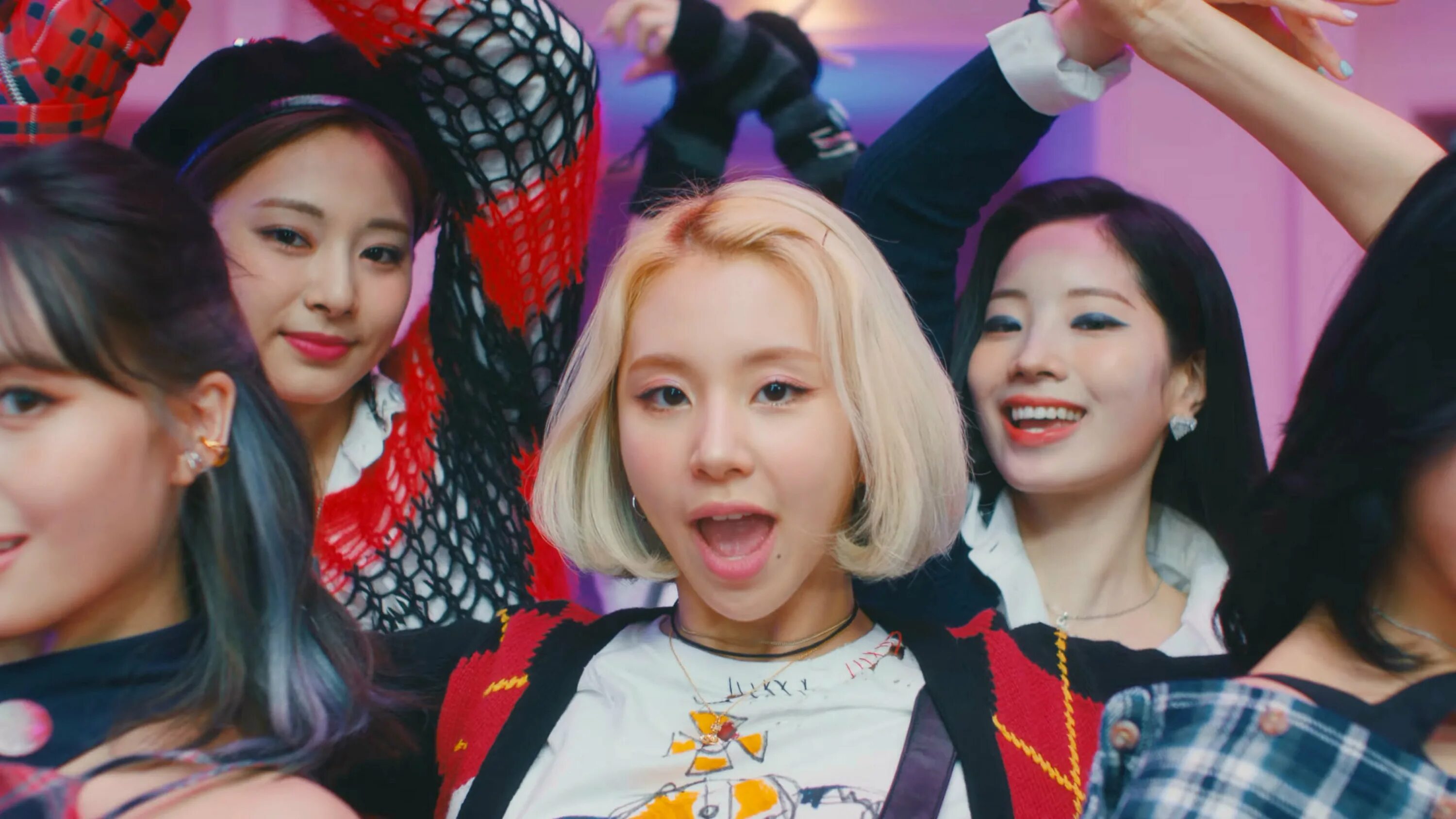 Twice the same. Twice the same. Дзюн твайс. Группа twice 2021. Группа twice.