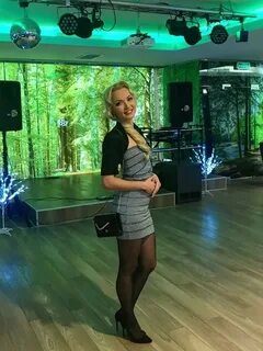 Оның шалқасынан жатқан фотосы, аяғын сары шілтемен жайып тастаған