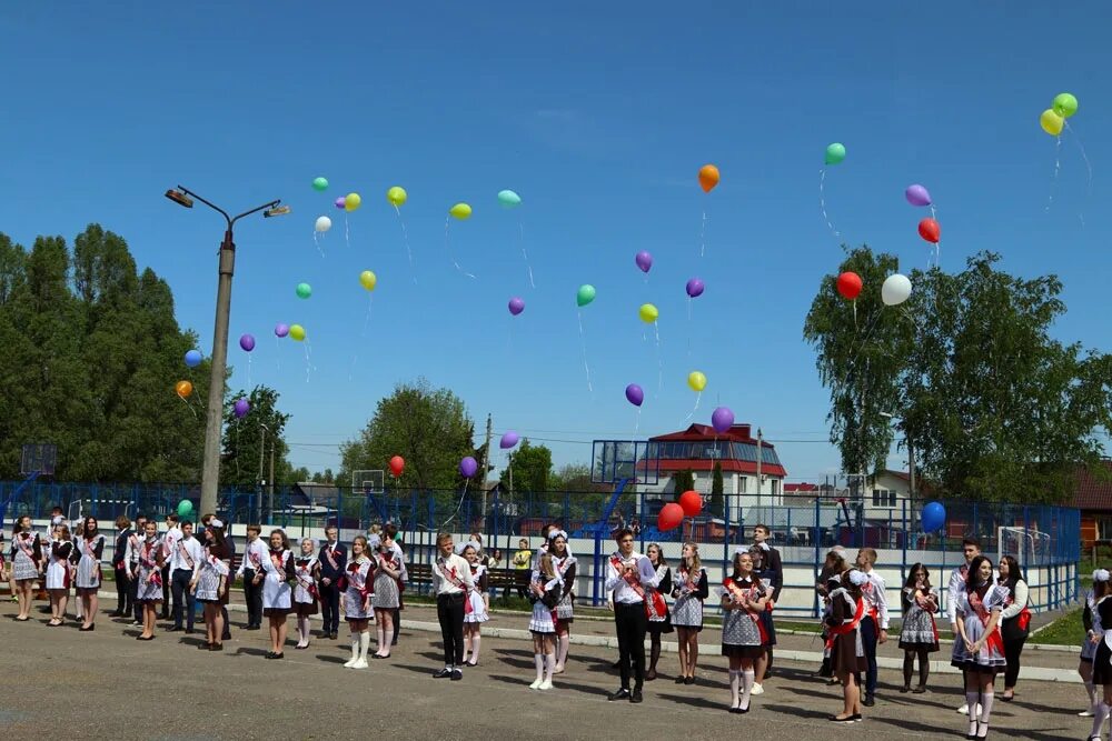 Школа 18 брянск. Выпускники Брянск. Последний звонок Брянск. Выпускники школы 436. Школа 18 Брянск выпускники 2021.