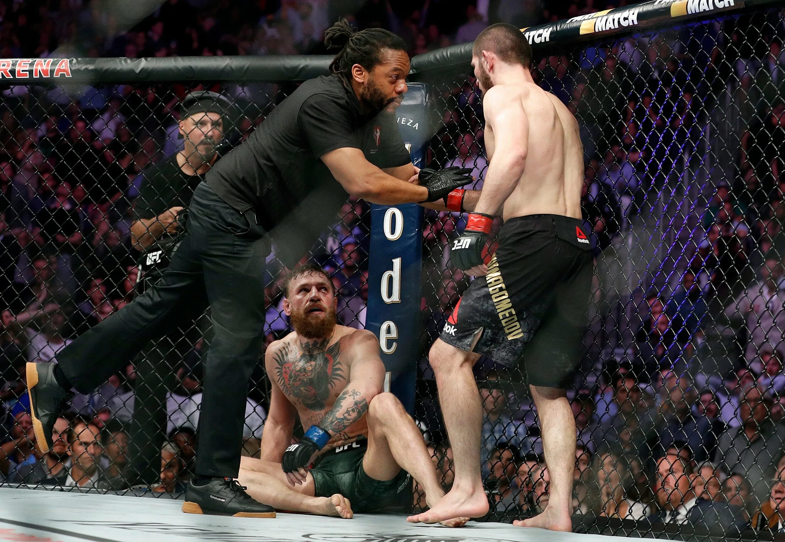Макгрегор нурмагомедов. Конор макгрегор ufc 229. Конор драка с командой хабиба. Макгрегор сейчас. Время боя конора хабиба.