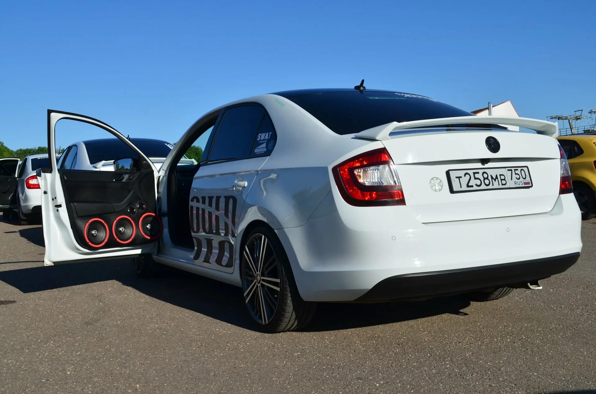 Rapid тюнинг. Skoda rapid tuning. тюнингованный белый шкода рапид. skoda rapid тюнингованная. škoda rapid tuning.
