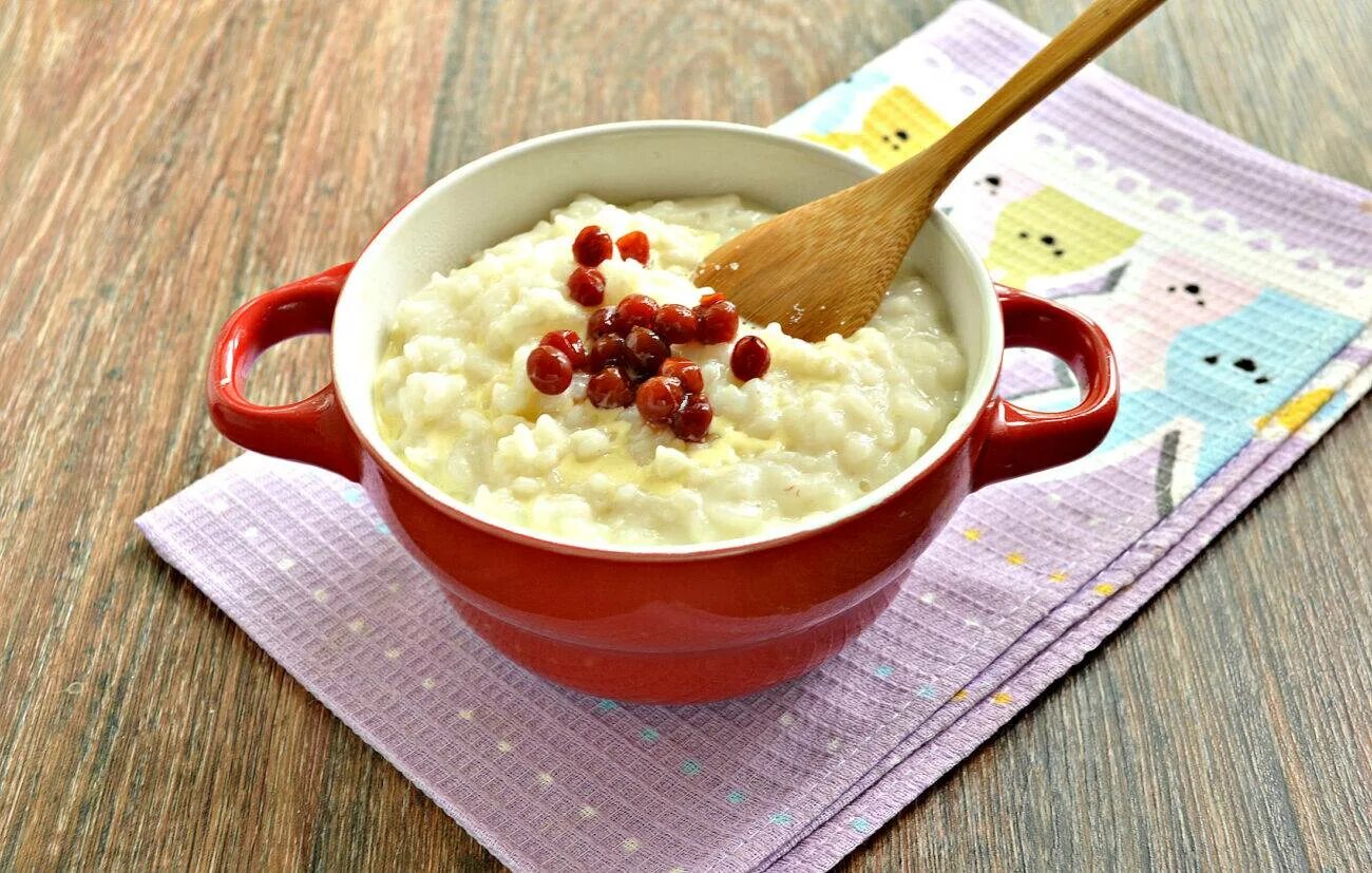Рисовая как в детском саду. Перловая молочная каша. рисовая каша фото. тарелка с кашей. сладкая рисовая каша.